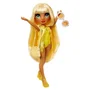 Rainbow High Muñeca de Moda Articulada 27 cm Sunny (Amarillo) con Bañador y Pareo, Juguete para Niñas a partir de 4 Años