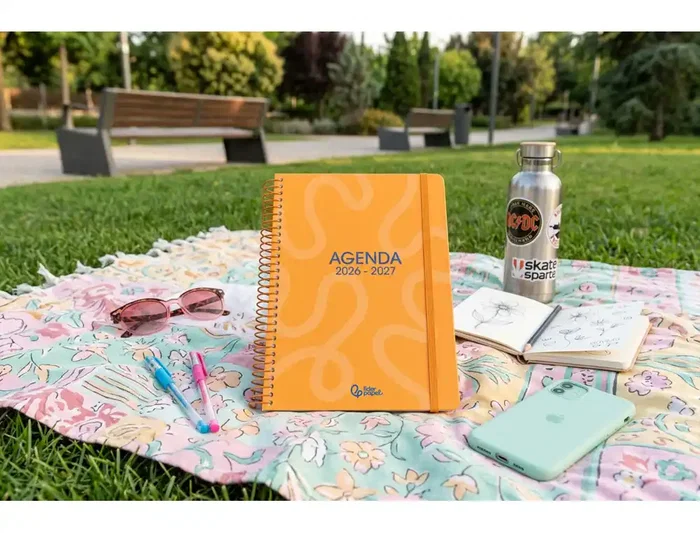 Liderpapel Agenda Escolar 2026-2027 Classic A5 Espiral Día Página Bilingüe en Español/Inglés, Papel FSC 70g, Color Naranja