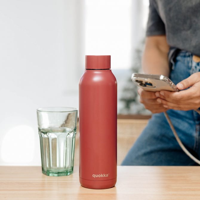 QUOKKA Botella Termo de Acero Inoxidable 630 ml, Color Firebrick Red, Modelo Solid Jet