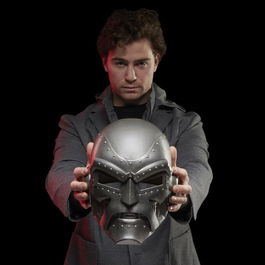 Hasbro Marvel Legends Casco Premium Doctor Muerte para Roleplay, Escala 1:1, Incluye Capucha y Base de Exhibición, Réplica de Cómic