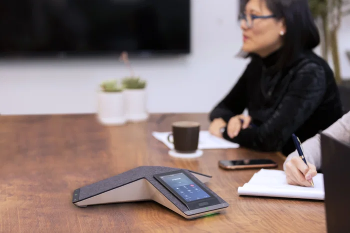 HP Poly Trio C60 Teléfono IP para Conferencias Microsoft Teams con Pantalla Táctil 5", PoE, Wi-Fi, Bluetooth 5.0, Negro