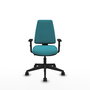 Silla de oficina Elche con mecanismo Contacto permanente básico tapizada con Tela color Turquesa. Equipada con Base piramidal negra, Brazos 1D y Ruedas 65mm nailon