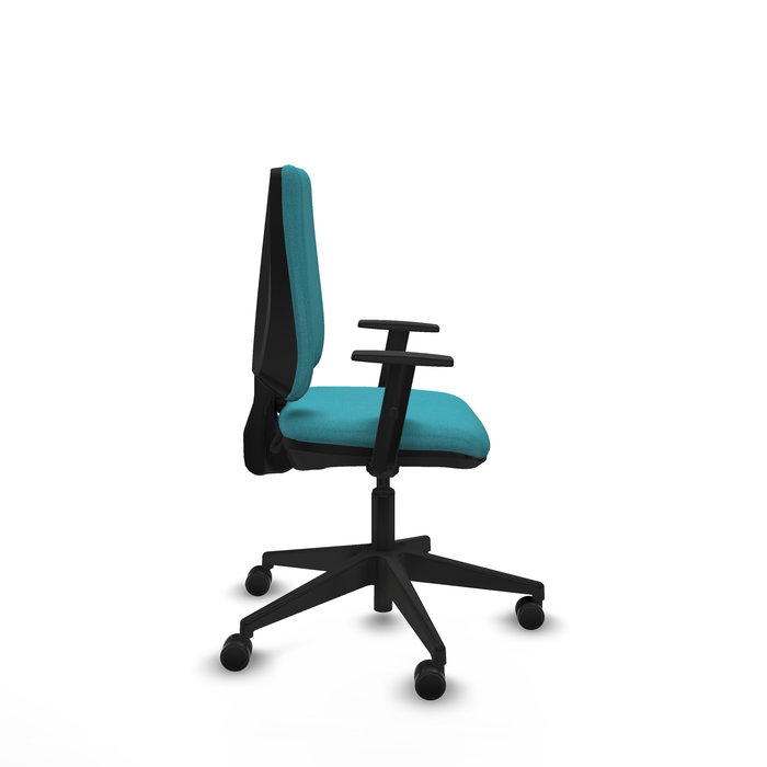 Silla de oficina Elche con mecanismo Contacto permanente básico tapizada con Tela color Turquesa. Equipada con Base piramidal negra, Brazos 1D y Ruedas 65mm nailon