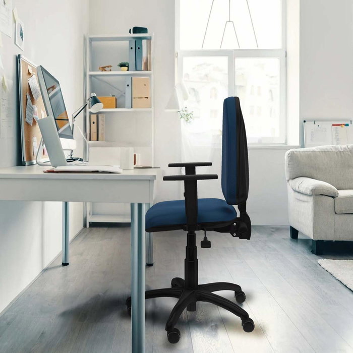 Silla de oficina Aýna con mecanismo Asincro tapizada con Similpiel color Morado. Equipada con Base poliamida negra, Brazos 1D y Ruedas de parqué Silla de oficina Aýna con mecanismo Asincro tapizada con Similpiel color Morado. Equipada con Base poliamida negra, Brazos 1D y Ruedas de parqué