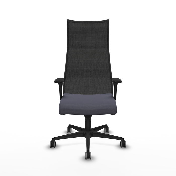 Sillón Albacete con mecanismo Sincro tapizada con Tela color Gris oscuro y malla color Negro. Equipado con Base nailon negra, Brazos 1D y Ruedas 65 mm parqué