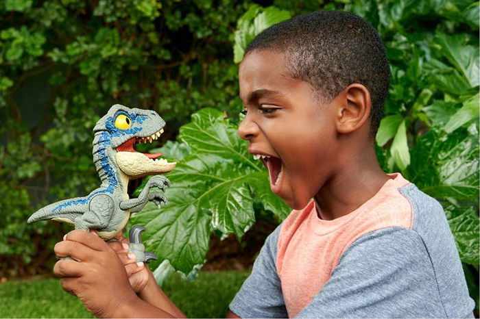 Figura dinosaurio jurassic world mega roar blue con sonidos. 21,59x10,16x43 cm