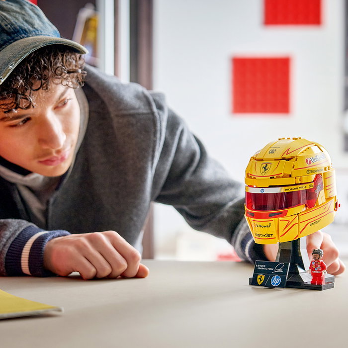 LEGO Scuderia Ferrari HP Casco Lewis Hamilton 43022, Set de Construcción con Minifigura para Adultos y Coleccionistas de F1, 884 Piezas, Edad +14 Años