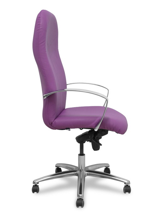 Sillón Caudete con mecanismo Basculante avanzado tapizada con Similpiel color Morado. Equipado con Base aluminio, Brazos fijos y Ruedas de parqué