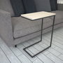 Hanah Home Mesa Auxiliar Industrial Callen, Roble, Tablero Melamina 18mm, Patas Metálicas con Ruedas, 46x62x26cm