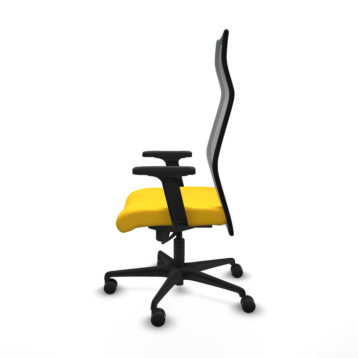 Sillón Albacete con mecanismo Sincro tapizada con Similpiel color Amarillo y malla color Negro. Equipado con Base nailon negra, Brazos 2D y Ruedas 65mm nailon