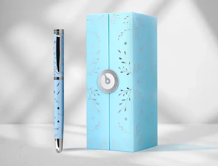 Belius Pluma Bella de Aluminio Azul Celeste con Diseño Plateado Belius Pluma Bella de Aluminio Azul Celeste con Diseño Plateado