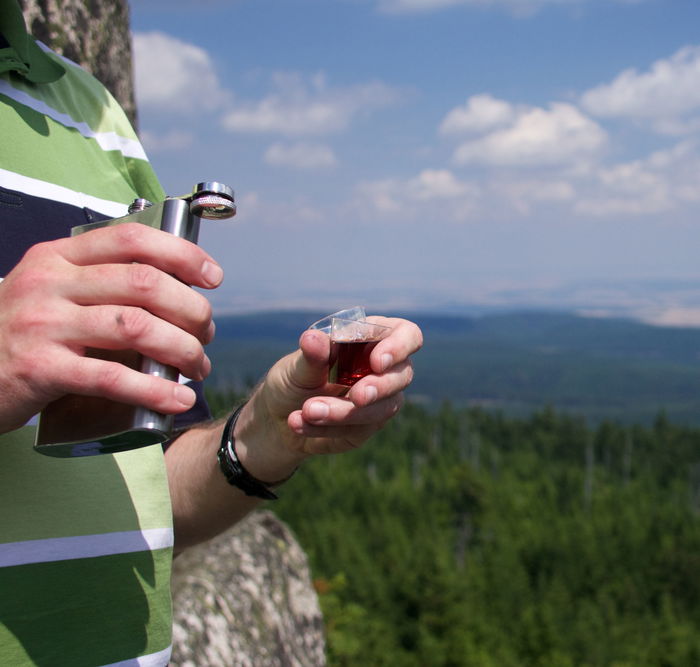 Privilege Botella Petaca Acero Inoxidable 180ml - Dimensiones: 9 cm Largo x 2 cm Ancho x 11 cm Alto (12 Unidades)