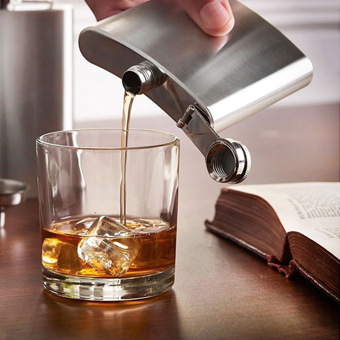 Privilege Botella Petaca Acero Inoxidable 180ml - Dimensiones: 9 cm Largo x 2 cm Ancho x 11 cm Alto (12 Unidades)