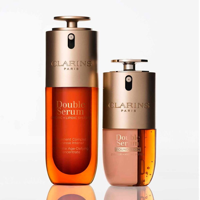 Clarins Double Serum Base de Maquillaje Antiedad #M1C - 16 Tonos, Cobertura Ajustable, 30 ml - Con Tecnología AURA, Tratamiento Hidratante y Radiante