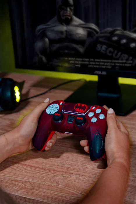 Blade Gaming BATPS5CK Pack Oficial Batman para Mando DualSense PS5: Funda Silicona + Grips Joystick + Sticker Touchpad - Diseño Cómic
