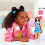 Barbie HYT89 Muñeca Barbie Fashionista Cuerpo Curvilíneo Vestido Mariposas Mattel