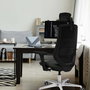 Silla de oficina Mardos con mecanismo Sincro/Traslack tapizada con Tela color Gris y malla color Negro. Equipada con lumbar 1D, Brazos 3D, Cabecero 2D y Ruedas 65 mm parqué
