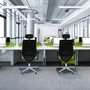 Silla de oficina Mardos con mecanismo Sincro/Traslack tapizada con Tela color Gris y malla color Negro. Equipada con lumbar 1D, Brazos 3D, Cabecero 2D y Ruedas 65 mm parqué