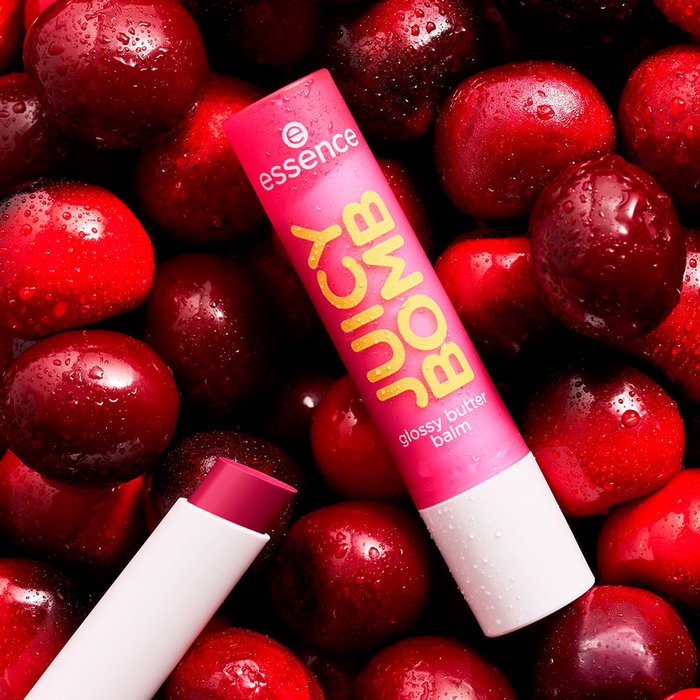 Essence JUICY BOMB bálsamo manteca labial #08-Cherrything I Want, sabor frutal, brillo deslumbrante, 2.5 gr
