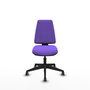 Silla de oficina Elche con mecanismo Asincro tapizada con Tela color Lila. Equipada con Base piramidal negra, Sin brazos y Ruedas 65 mm parqué