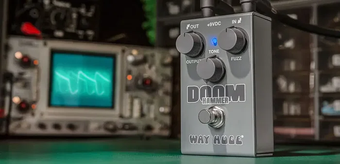 WAYHUGE Doom Hammer Fuzz Pedal - Pedal de Efectos para Guitarra con Control de Tono, Salida y Fuzz, Modelo Way Huge Doom Hammer
