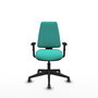 Silla de oficina Elche con mecanismo Asincro tapizada con Similpiel color Turquesa. Equipada con Base piramidal negra, Brazos 1D y Ruedas 65 mm parqué