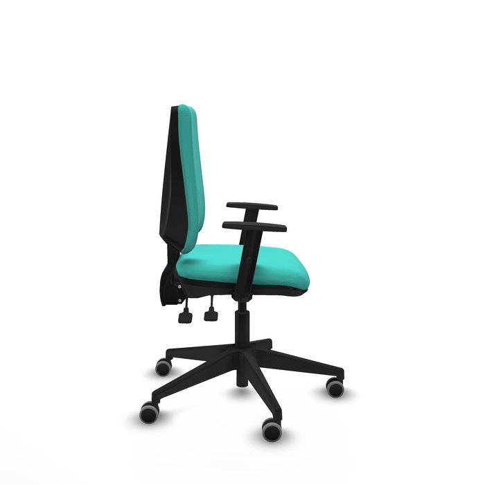 Silla de oficina Elche con mecanismo Asincro tapizada con Similpiel color Turquesa. Equipada con Base piramidal negra, Brazos 1D y Ruedas 65 mm parqué