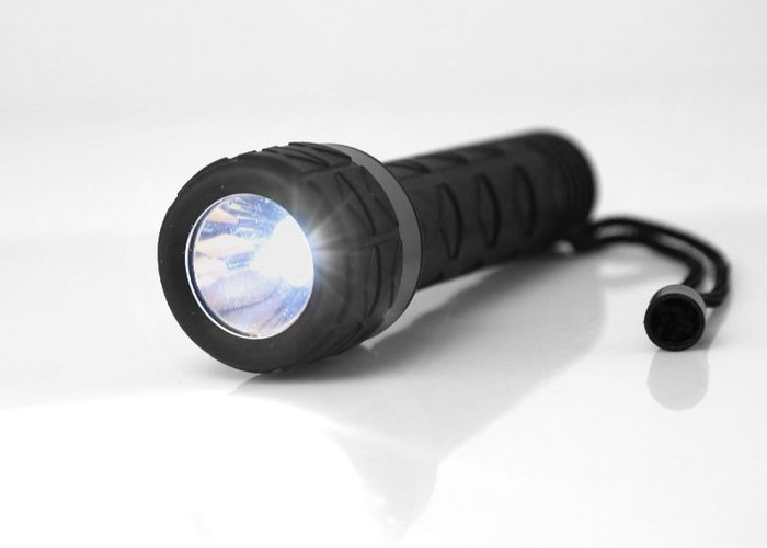 PHILIPS Linterna LED Portátil Recargable con Baterías 2xAA - Herramienta de Mano para Camping y Emergencias