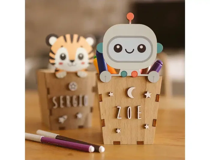 Wondee Portalápices Personalizable de Madera Robot, Cubilete Infantil para Lápices y Útiles Escolares, 10x19 cm, Materiales Sostenibles