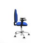 Silla de oficina Algarra con mecanismo Contacto permanente básico tapizada con Tela color Azul. Equipada con Base cromada, Brazos 2Dy Topes