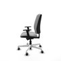 Silla de oficina Alares con mecanismo Sincro/Traslack tapizada con Tela color Gris claro. Equipada con Base poliamida blanca, Brazos 1D y Ruedas 65 mm parqué