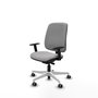 Silla de oficina Alares con mecanismo Sincro/Traslack tapizada con Tela color Gris claro. Equipada con Base poliamida blanca, Brazos 1D y Ruedas 65 mm parqué