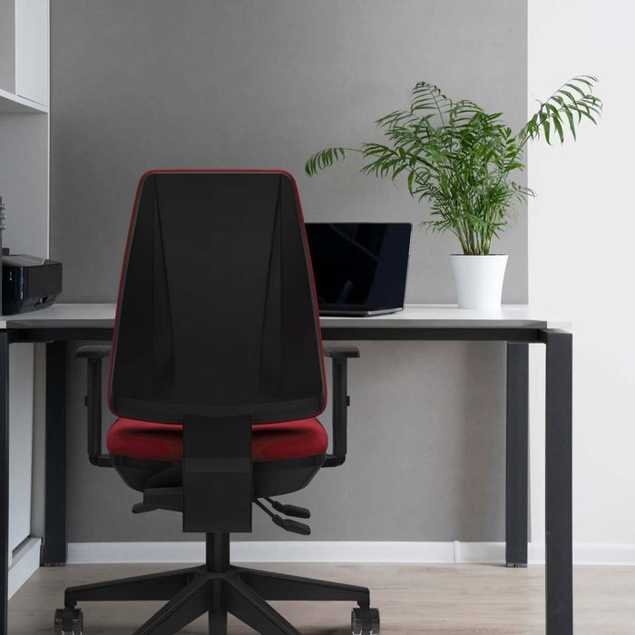 Silla de oficina Elche con mecanismo Asincro tapizada con Similpiel color Blanco. Equipada con Base piramidal negra, Brazos 1D y Ruedas 65mm nailon