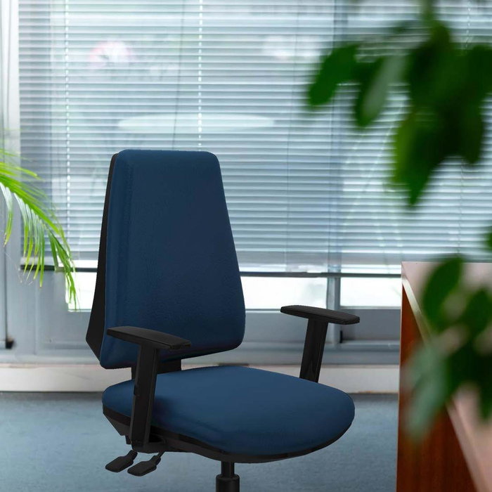 Silla de oficina Elche con mecanismo Asincro tapizada con Similpiel color Blanco. Equipada con Base piramidal negra, Brazos 1D y Ruedas 65mm nailon