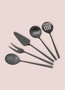 Hermia CKB0256 Set de Servicio de Acero Inoxidable de 5 Piezas con Acentos Negros, Incluye Cucharón, Cuchara, Tenedor, Colador y Espátula para Salsas, Apto para Lavavajillas