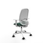 Silla de oficina Cilanco con mecanismo Sincro tapizada con Tela color Verde botella y malla color Gris. Equipada con lumbar 1D, Reposabrazos blancos y Ruedas 65mm nailon