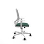 Silla de oficina Cilanco con mecanismo Sincro tapizada con Tela color Verde botella y malla color Gris. Equipada con lumbar 1D, Reposabrazos blancos y Ruedas 65mm nailon