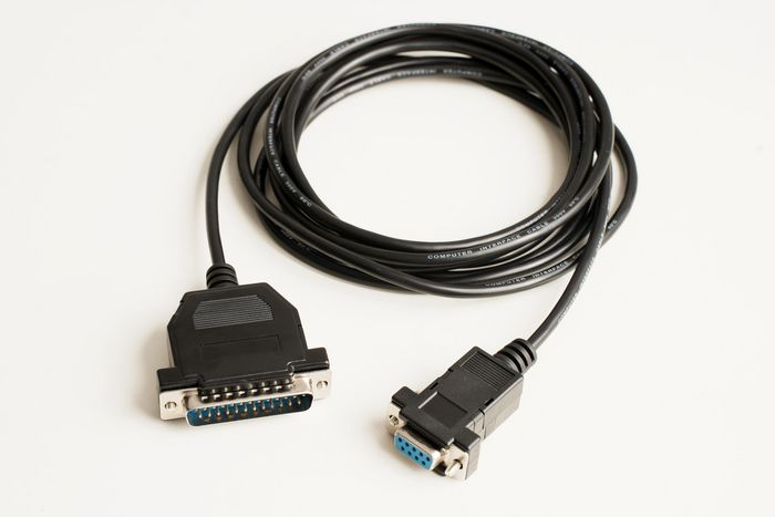 MicroConnect Cable Serial Null Modem DB9 - DB25, 3m para Conectar Dispositivos Seriales y Transferir Archivos