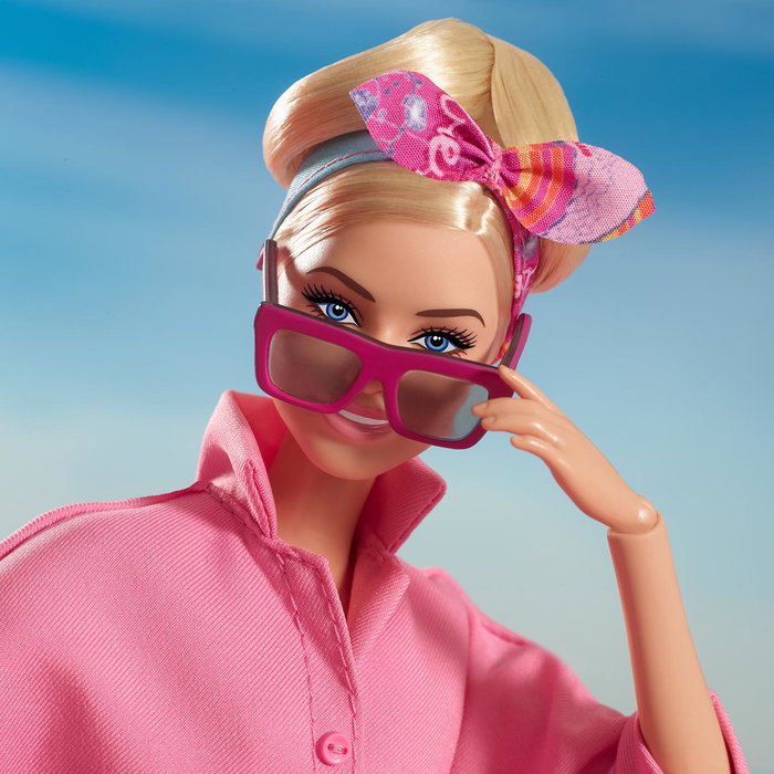 Barbie Hrf29 Muñeca Coleccionista The Movie Margot Robbie con Mono Rosa Chicle y Gafas de Sol, Inspirada en la Película