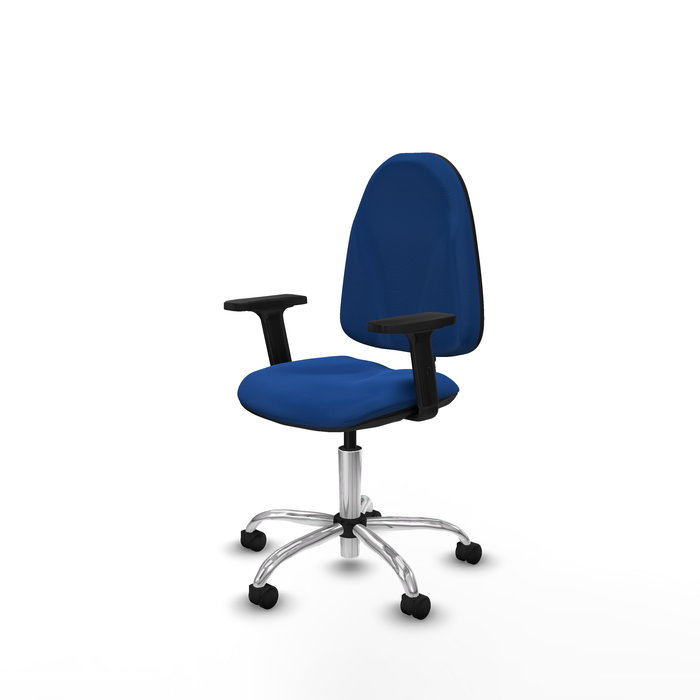 Silla de oficina Algarra con mecanismo Contacto permanente básico tapizada con Similpiel color Azul. Equipada con Base cromada, Brazos 2D y Ruedas de nailon 50 mm