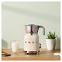 Smeg MFF11CREU 50`s Style Calentador y espumador de leche automático Crema 0,6 L 8 funciones caliente y fría