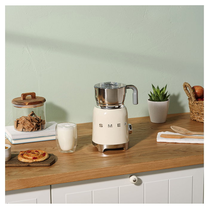 Smeg MFF11CREU 50`s Style Calentador y espumador de leche automático Crema 0,6 L 8 funciones caliente y fría