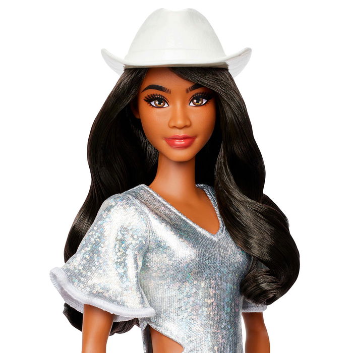 Barbie Muñeca Barbie Fashionistas con vestido plateado y sombrero de vaquero HYT95
