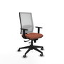 Silla de oficina Horna con mecanismo Sincro/Traslack tapizada con Tela color Marrón y malla color Blanco. Equipada con lumbar 1D, Brazos 1D y Ruedas 65 mm parqué