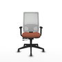 Silla de oficina Horna con mecanismo Sincro/Traslack tapizada con Tela color Marrón y malla color Blanco. Equipada con lumbar 1D, Brazos 1D y Ruedas 65 mm parqué