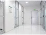 Durable Expositor mural con marco A3 plata