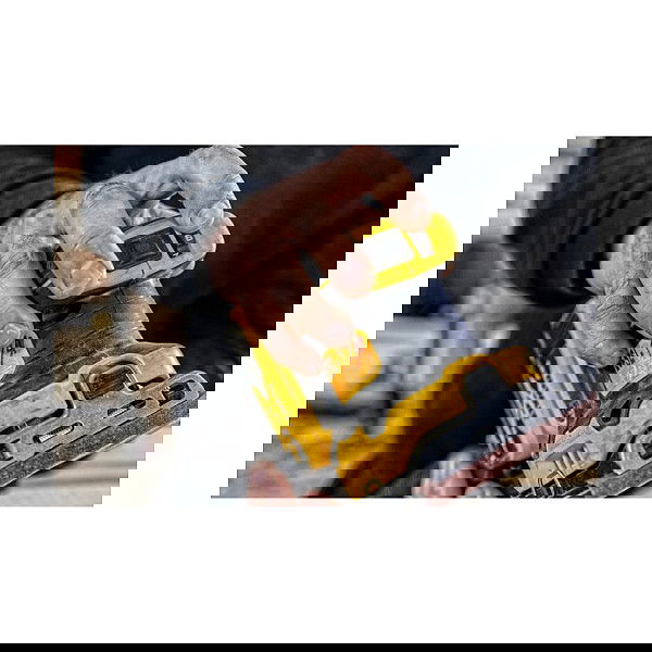 DeWALT DCW200NT-XJ Lijadora de Hoja Orbital a Batería 18V sin Escobillas, Velocidad Variable 8000-13500 OPM, Ø Orbital 1.6 mm, Incluye Adaptador para Aspiración