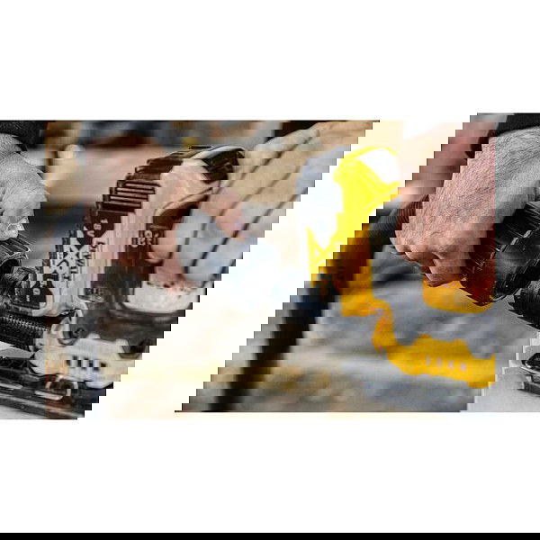 DeWALT DCW200NT-XJ Lijadora de Hoja Orbital a Batería 18V sin Escobillas, Velocidad Variable 8000-13500 OPM, Ø Orbital 1.6 mm, Incluye Adaptador para Aspiración