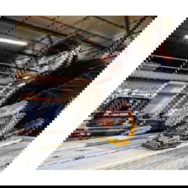 DeWALT DCW200NT-XJ Lijadora de Hoja Orbital a Batería 18V sin Escobillas, Velocidad Variable 8000-13500 OPM, Ø Orbital 1.6 mm, Incluye Adaptador para Aspiración