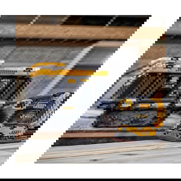 DeWALT DCW200NT-XJ Lijadora de Hoja Orbital a Batería 18V sin Escobillas, Velocidad Variable 8000-13500 OPM, Ø Orbital 1.6 mm, Incluye Adaptador para Aspiración